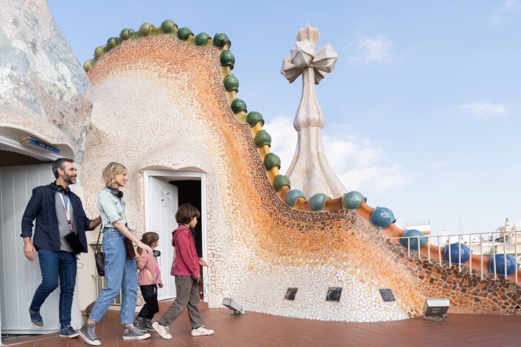 Family exploring Casa Battlo